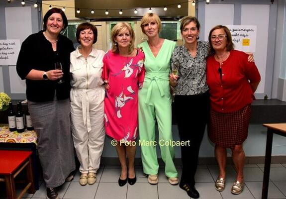 Deze zes vrouwen organiseerden het buurtfeest.- Foto Marc Colpaert