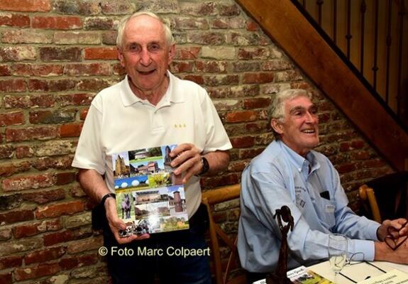 Michel met zijn nieuw boek met steun van  de Heemkundige Kring.- Foto Marc Colpaert