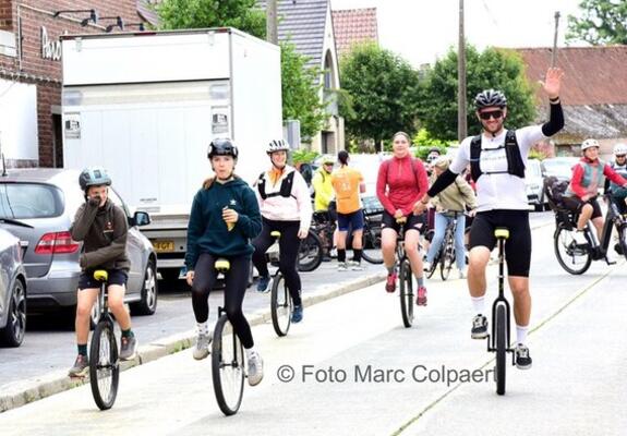 Ze waren vertrokken op hun eenwielers.- Foto Marc Colpaert