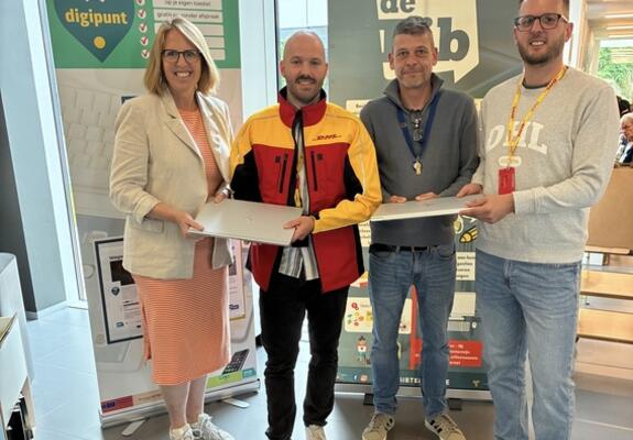 Van van links naar rechts: Karolien Huylebroek (schepen Ternat)  - Thomas Van der Elst (DHL) - Thomas Lemmens (Bibliothecaris Ternat)  - Kim Servranckx (DHL)