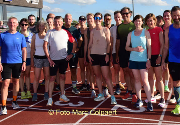 Lopers aan de start Mia was er ook bij.- Foto Marc Colpaert