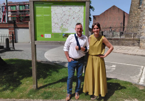 Gedeputeerde Gunther Coppens en schepen Hanneke Agneessens aan het startpunt van de 'Vlaanderen Feest'-wandeling in Pepingen.