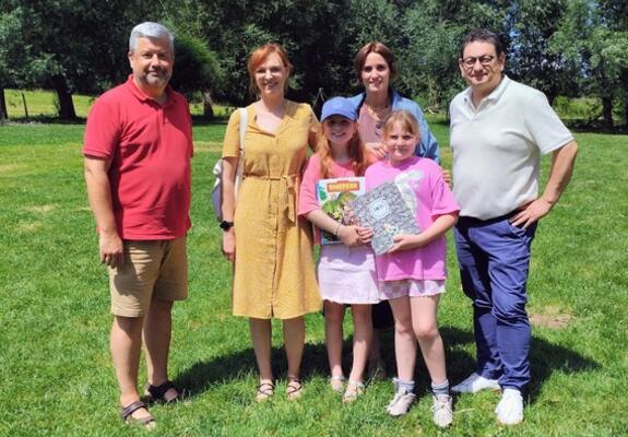 Spring in 't Veld Bellingen - Joline met strippakket en Millie met dichtbundel