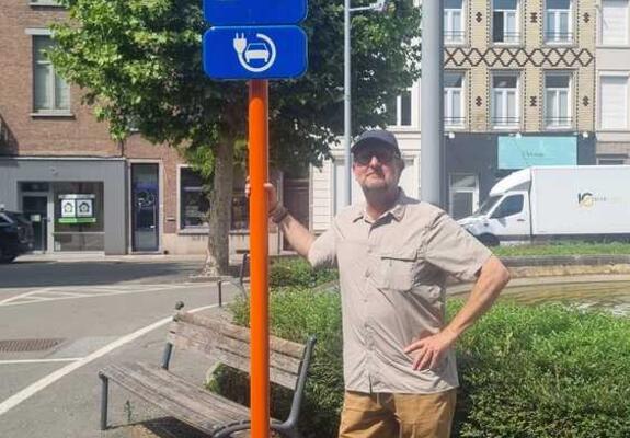 Emmanuel Lion bij een laadpaal