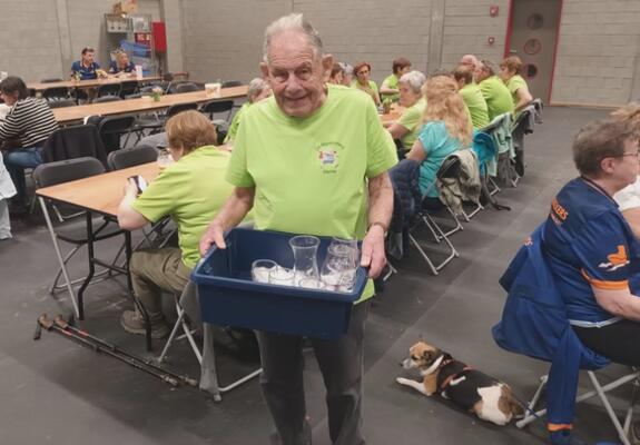 Luc altijd behulpzaam, altijd willen helpen, zoals hier bij de Marktrotters.- Foto marc Colpaert