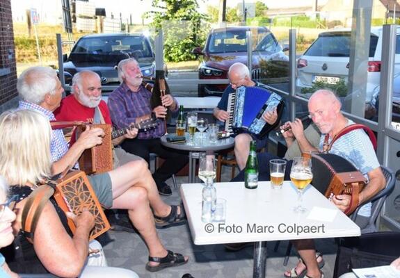 Muziek maken op een terras.- Foto Marc Colpaert