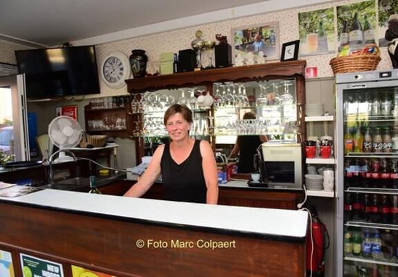 Marleen achter de toog.- Foto Marc Colpaert