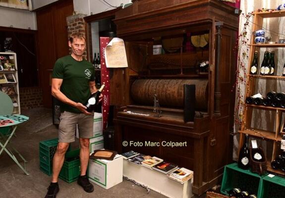 Karel toont trots het oude orgel.- Foto Marc Colpaert