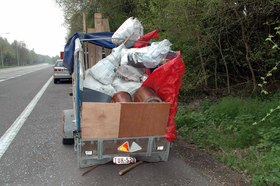 Halle_landingsbaan_achtergelaten_aanhangwagen