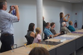 Trotse_ouders_en_grootouders_tijdens_de_vernissage_van_ezelsoor