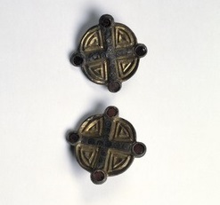 Fibula_met_kruis_op_ronde_vergulde_ondergrond__uiteinden_4